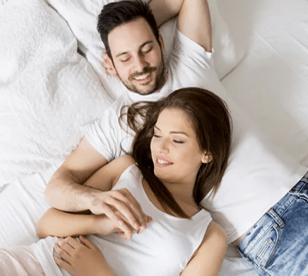 Couple heureux après avoir appliqué le gel de pouls